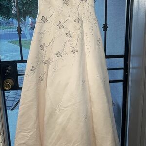 Elegant Cream Floral Embroidered Wedding Dress